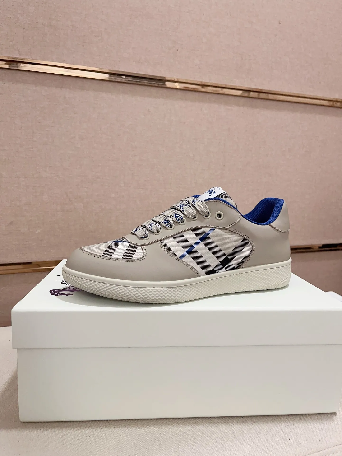 Men's shoes💰: 620💰Top version🥳◾️▫️The new Burberry men's classic low-top sneakers are reinterpreted with Vintage retro plaid cotton material and calfskin, decorated with a new brand logo. First-layer cowhide lining, embossed Burberry logo on the heel, and original TPU outsole! Code number: 38-45. Women's sizes and 46 can be customized.